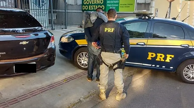 PRF prende motorista de 23 anos e recupera Prisma Joy roubado em Coxim