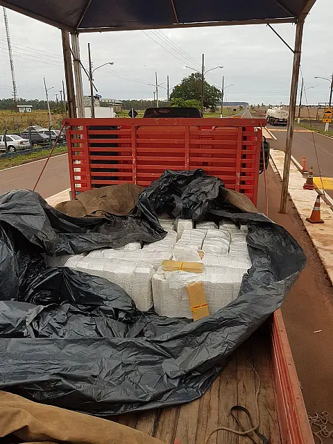 Polícia apreende uma tonelada de maconha e seis pistolas em BR