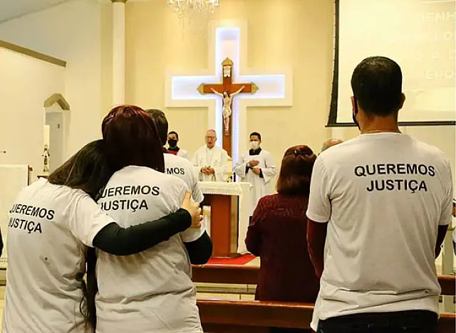 Em missa, familiares e amigos rezam e pedem justiça pela morte de Carlão