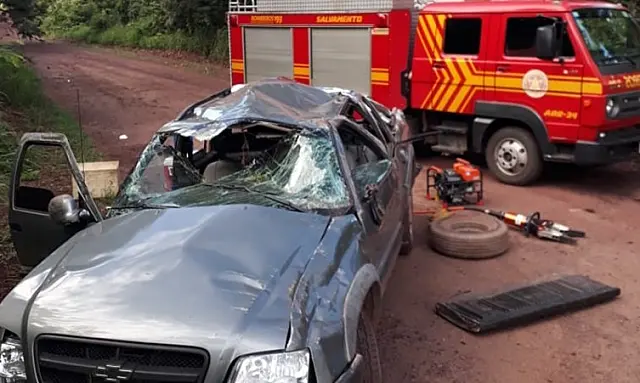 Carro capota na Estrada Parque e quatro pessoas ficam feridas