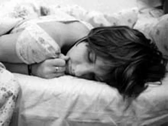 Dormir de mau jeito, postura ruim e peso demais podem gerar torcicolo