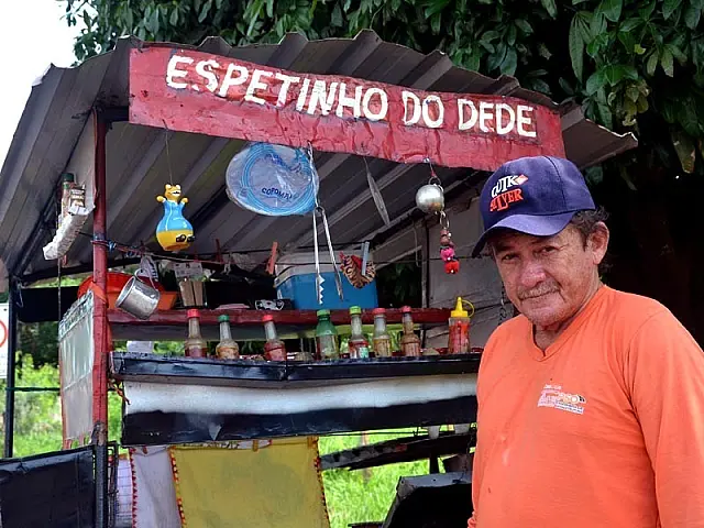 Dedé diz que anda 15 Km por dia vendendo o espetinho mais famoso de Anastácio