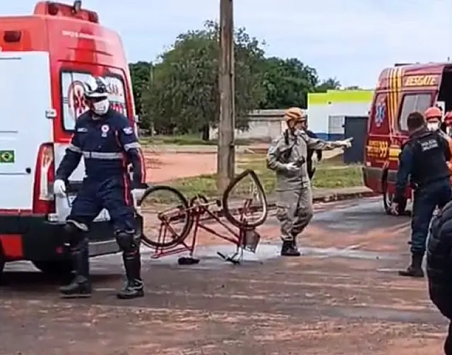 Acidente entre carro e bicicleta deixa homem ferido no bairro Nova Aquidauana