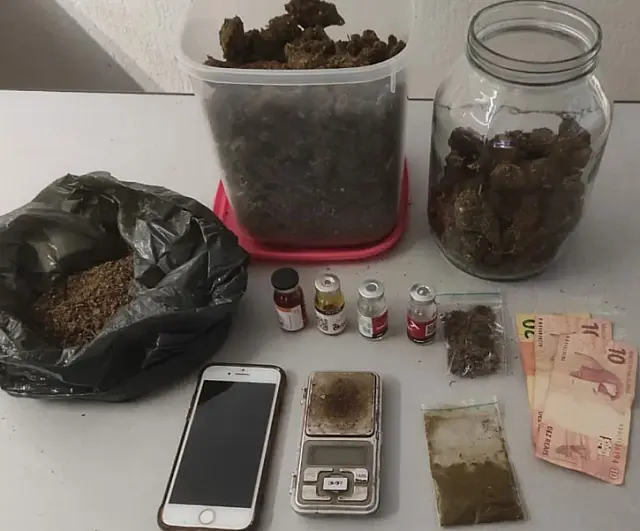 Dupla é flagrada com drogas e anabolizantes em condomínio