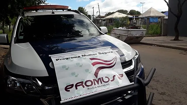 Homem é preso por invadir casa da ex e ameaçá-la com canivetes