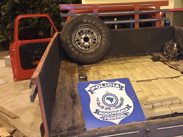 PRF apreende 244 quilos de maconha em caminhonete