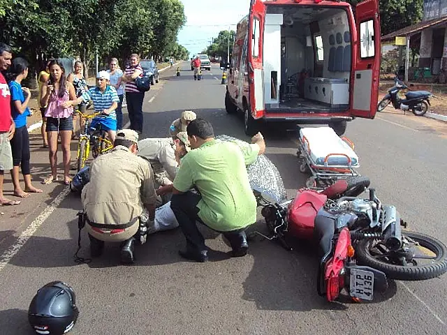Carro e moto colidem em Anastácio e vítima sofre fratura na perna
