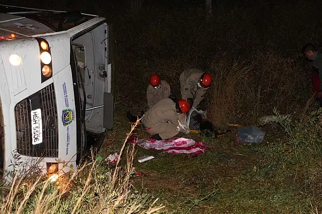 Mulher de 39 anos morre em capotamento de ônibus da prefeitura