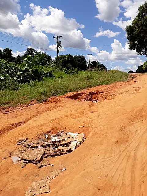 Moradores denunciam situação intransitável da Avenida Romalino Alves de Albres, nos Altos