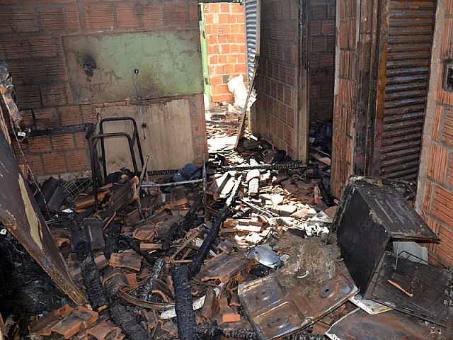 Após incêndio, homem é encontrado morto em conjunto habitacional