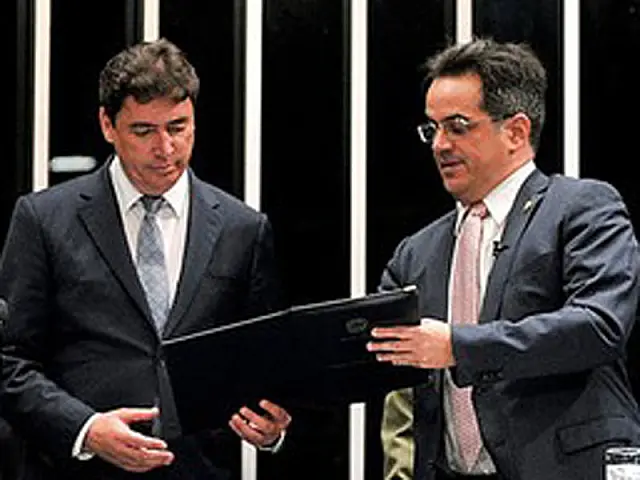 Suplente de Demóstenes toma posse