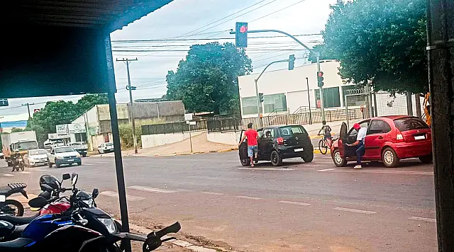 Acidente entre dois carros é registrado em avenida de Anastácio