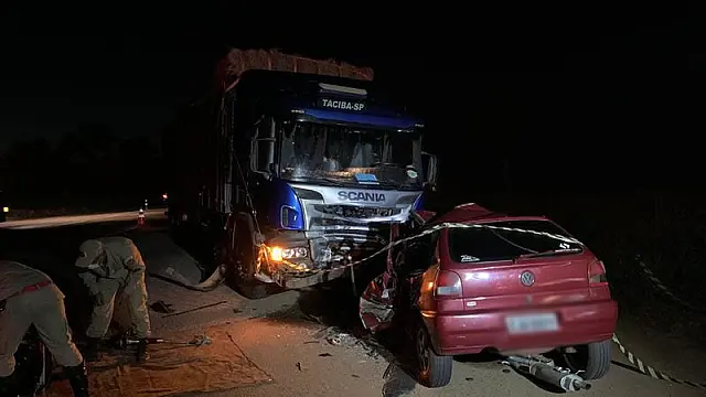 Colisão frontal entre caminhão boiadeiro e carro acaba em morte de jovem de 23 anos
