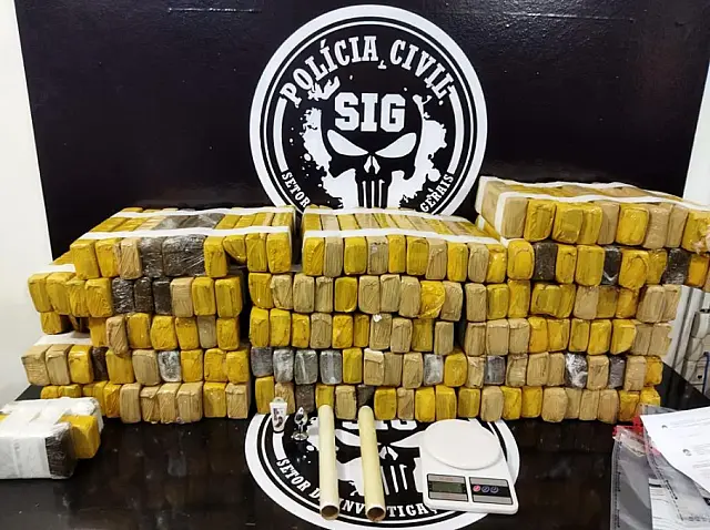 Três pessoas são presas e ponto de distribuição de drogas