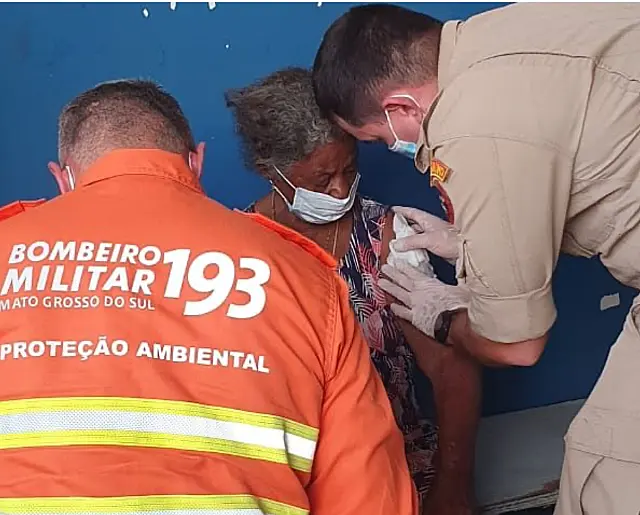 Idosa é resgatada de casa em chamas após acidente com fogão à lenha