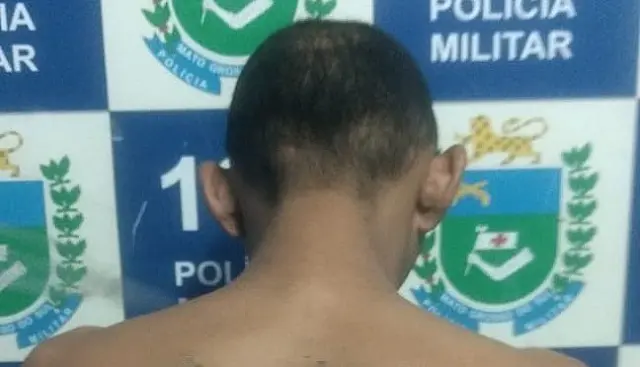 Ao ver PM, foragido tenta se esconder em sombra atrás de árvore