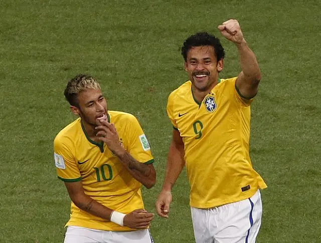 Brasil goleia Camarões e pegará Chile nas oitavas