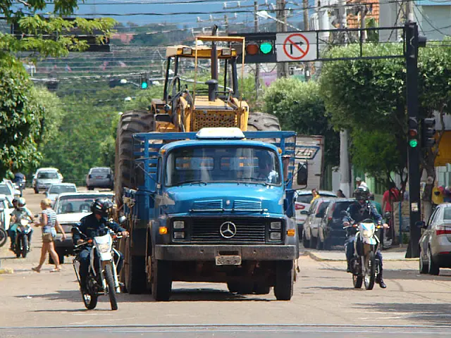 Caminhão que levava patrola derruba fios de energia e telefone