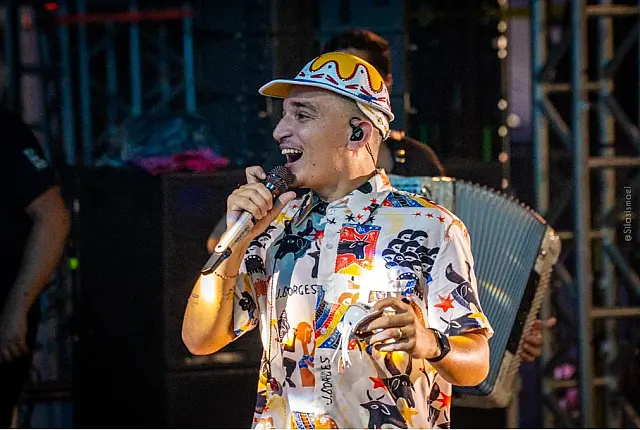 João Gomes abre a Festa da Farinha 2026 e reúne multidão em Anastácio