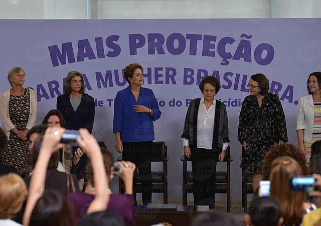 Dilma sanciona lei que torna feminicídio hediondo e defende direitos da mulher