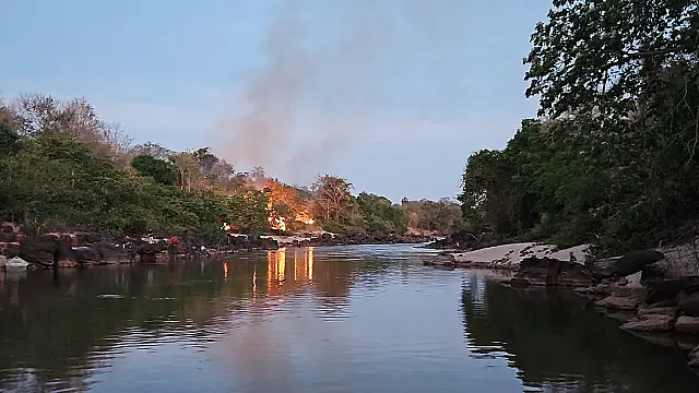 Fogo atinge cachoeira do Morcego em Camisão