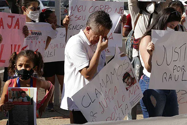 Protesto pede fim da impunidade a professor acusado de estupros em academia