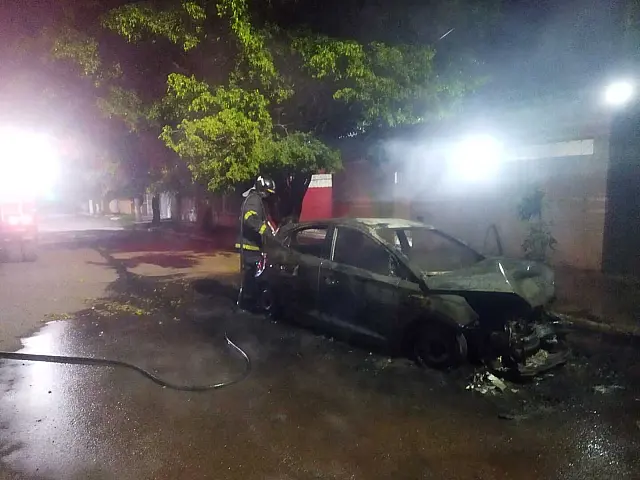 Carro fica destruído ao pegar fogo em Corumbá