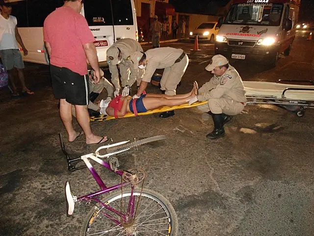 Ciclista fica ferida após acidente com carro