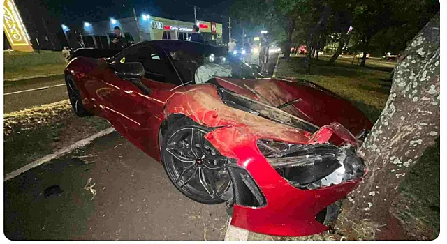 Polícia procura motorista de McLaren que causou acidente na Afonso Pena