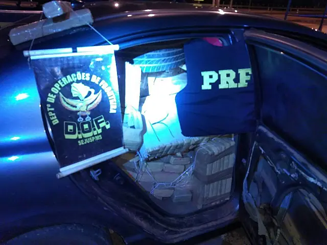 Casal é preso em MS com Honda Civic 'recheado' com 837 kg de maconha
