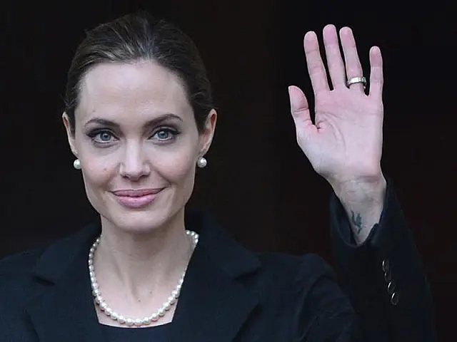 Com receio de câncer, Angelina Jolie faz cirurgia para retirar os seios