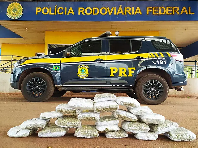 Jovem com bebê no colo é presa com 6,4 kg de maconha na BR-419