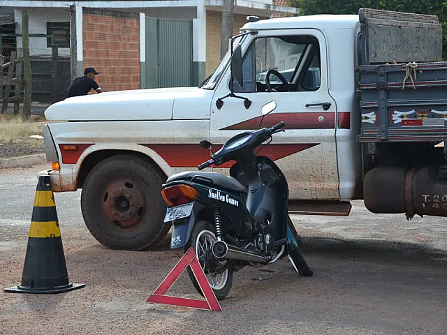 Após colisão entre caminhonete e moto, dois vão parar na delegacia