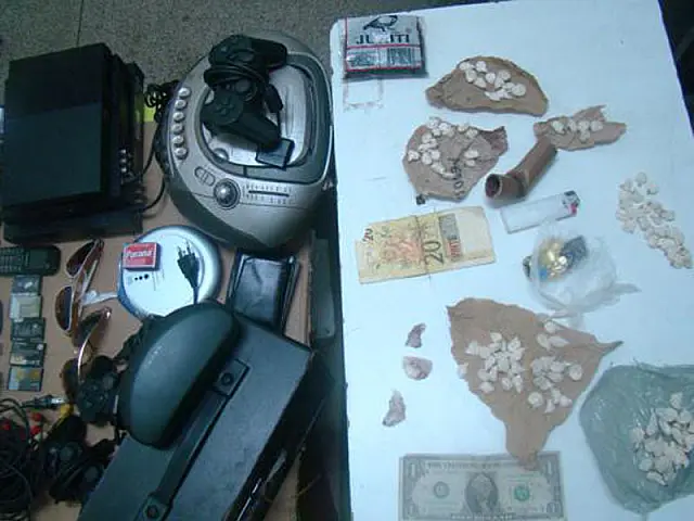 Polícia fecha ponto de venda de drogas e prende cinco da mesma família