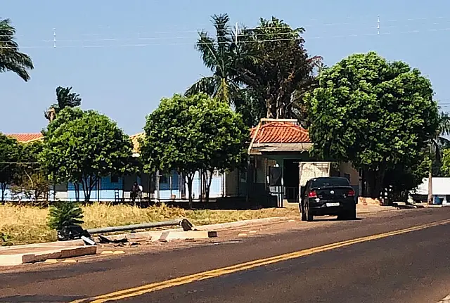 Motorista embriagado bate carro em redutor de velocidade e capota em Anastácio