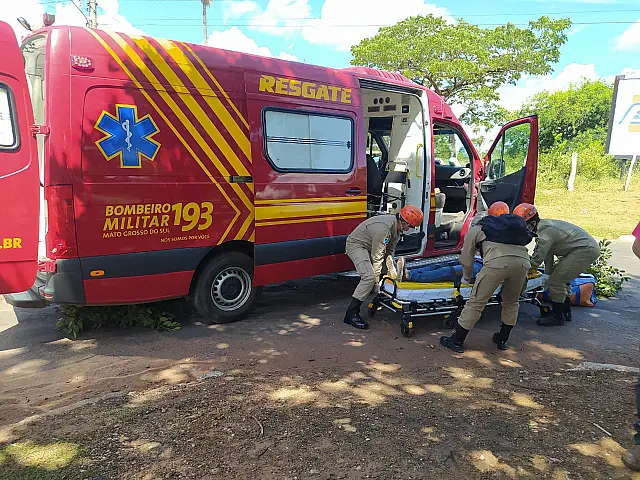 Carro atinge moto e motorista tenta fugir do local do acidente