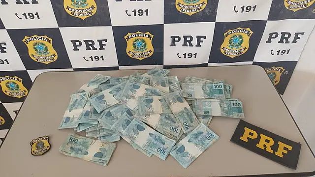 Polícia encontra R$ 120 mil não declarados no forro de porta-malas de carro