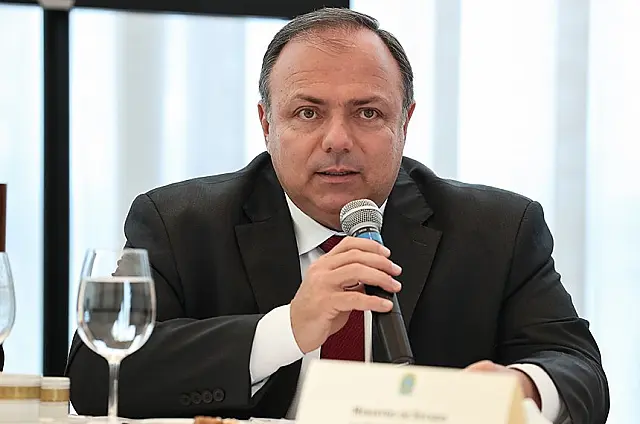 Eduardo Pazuello sofre acidente de moto no Rio