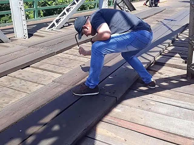 Por conta própria, vereador ajusta pregos e resolve problema de ponte