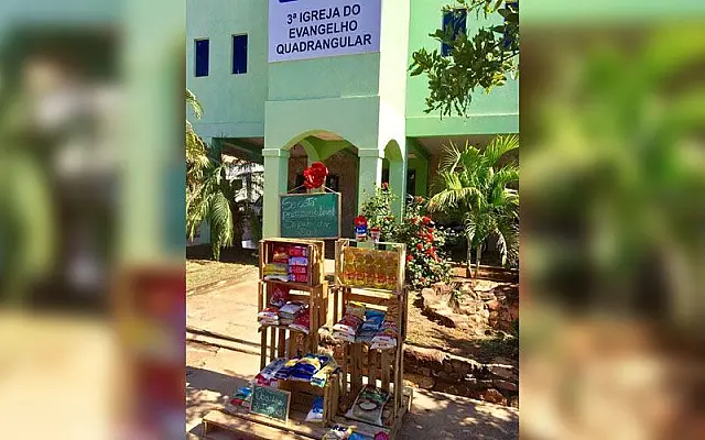Igreja monta estante de produtos para aqueles que não têm como comprar