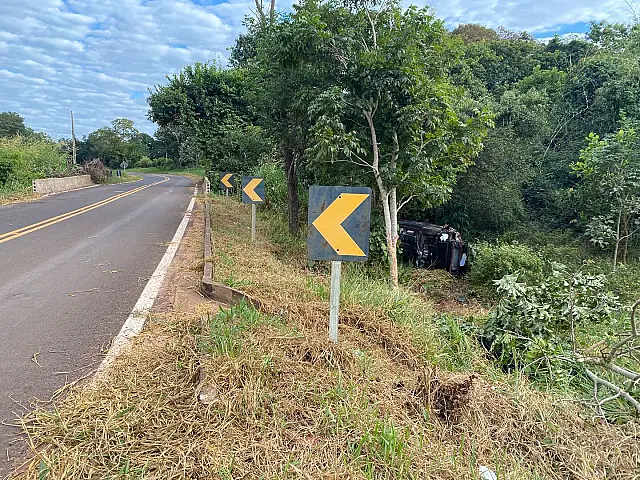 Motorista fica presa às ferragens ao tombar carro na MS-450 em Camisão