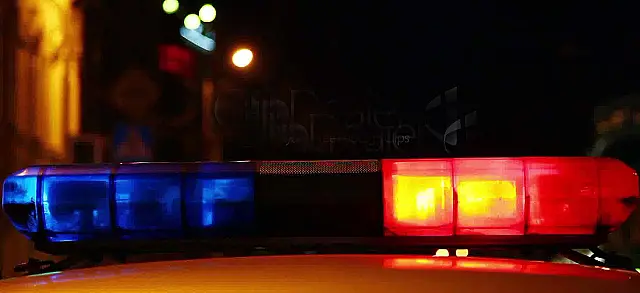 Dupla em motocicleta atira contra adolescente de 17 anos