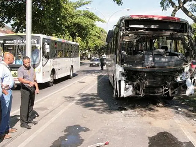 Acidente entre ônibus e van deixa 61 feridos no Rio