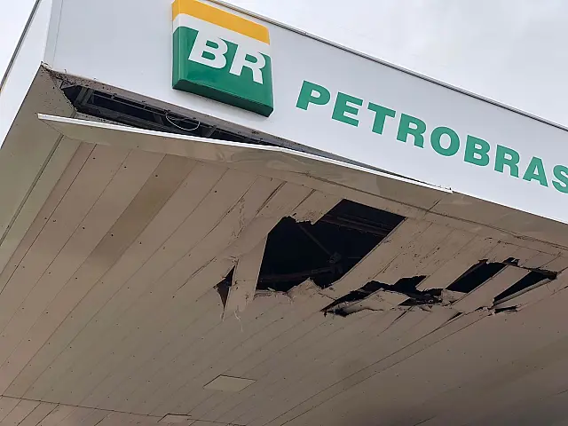 Embriagado, motorista de caminhão bate em teto de posto de gasolina em Anastácio