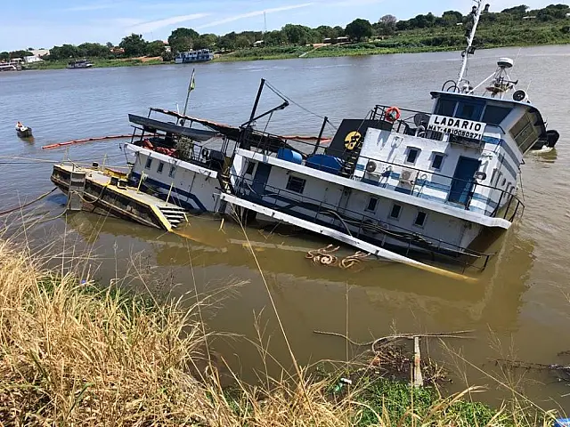 Embarcação de Ladário afunda às margens do Rio Paraguai após vazamento de óleo