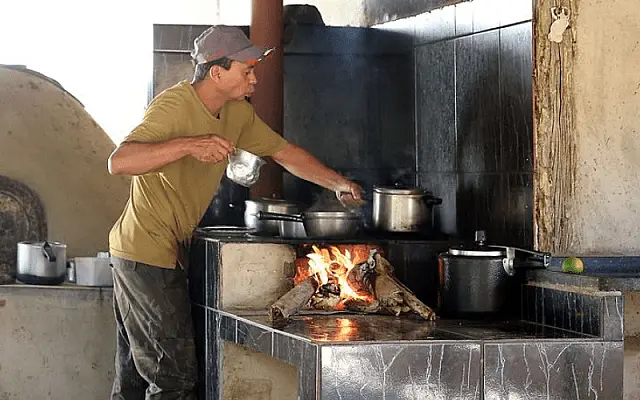 Com alta do gás e alimentos, saiba como economizar sem "lenha"