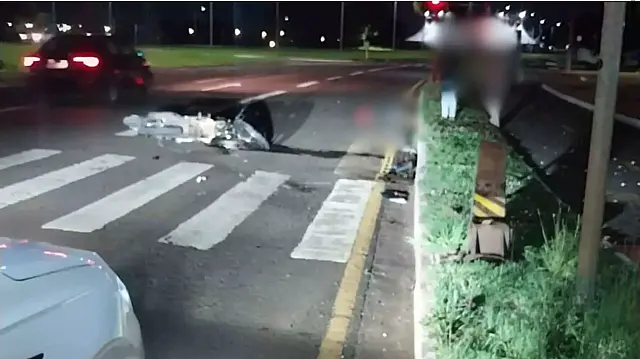 Motociclista sem capacete morre após perder controle da moto e bater em poste