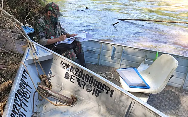 Pescador tem barco, motor e petrecho apreendidos no Rio Miranda