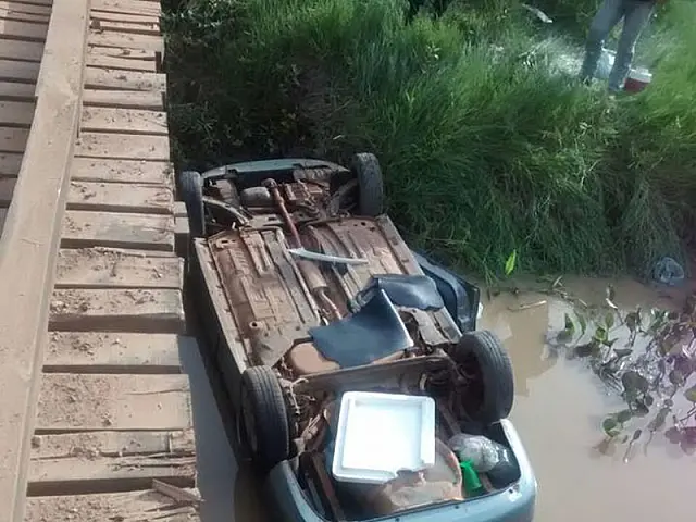 Veículo com cinco pessoas capota em rodovia e vai parar dentro de córrego