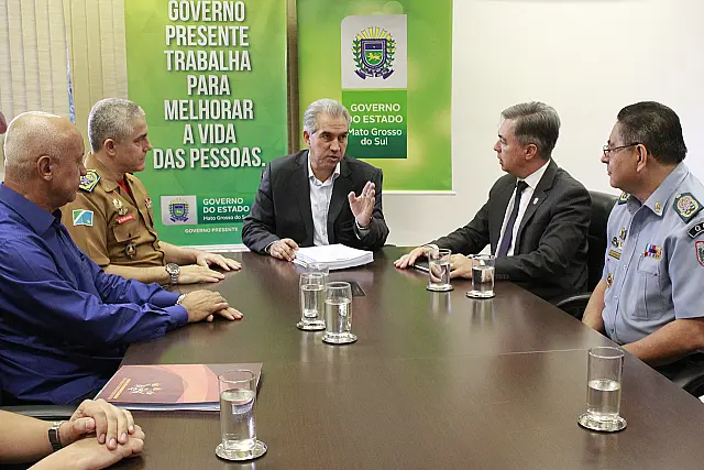 Governador assina decreto de novos concursos para PM e Bombeiros